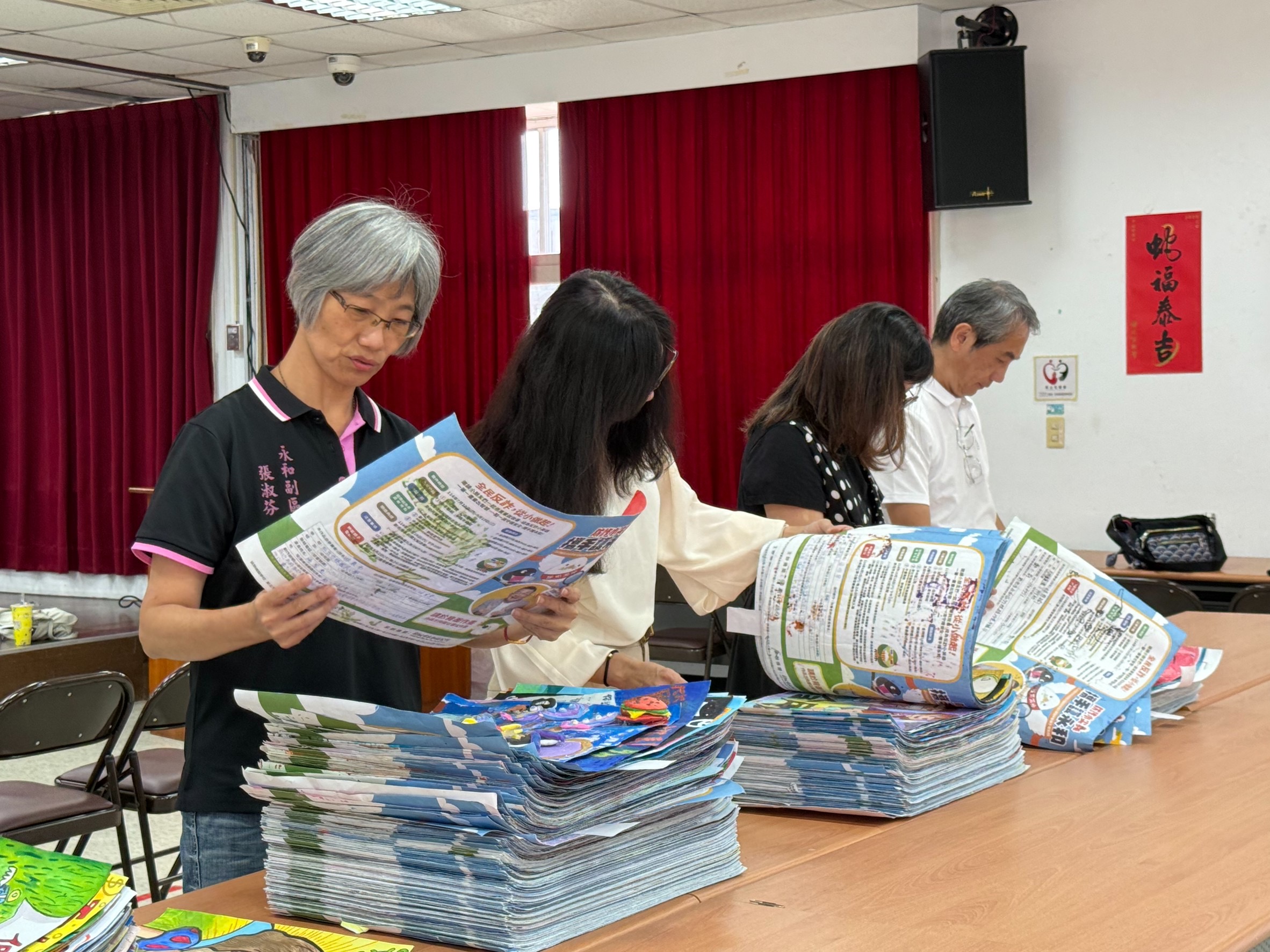 《圖說》永和區副區長及中嘉寬頻｜新視波總經理仔細審閱作品。〈主辦單位提供〉
