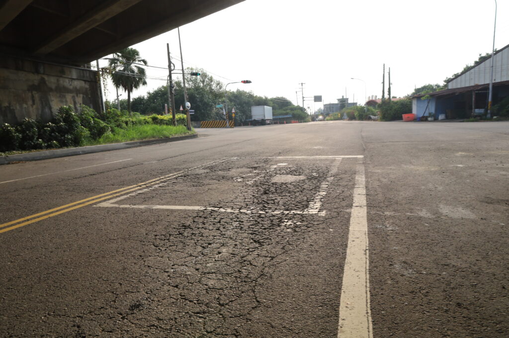 竹北蓮花路、鳳岡路五段鋪面老化破損 副議長王炳漢會勘促改善年底完工 2 114091911