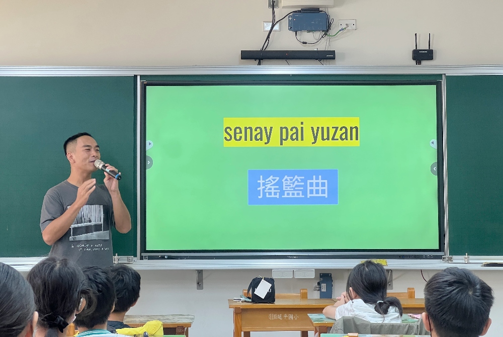▲以說故事方式帶領孩子們一起哼唱，在歌聲中學習族語。