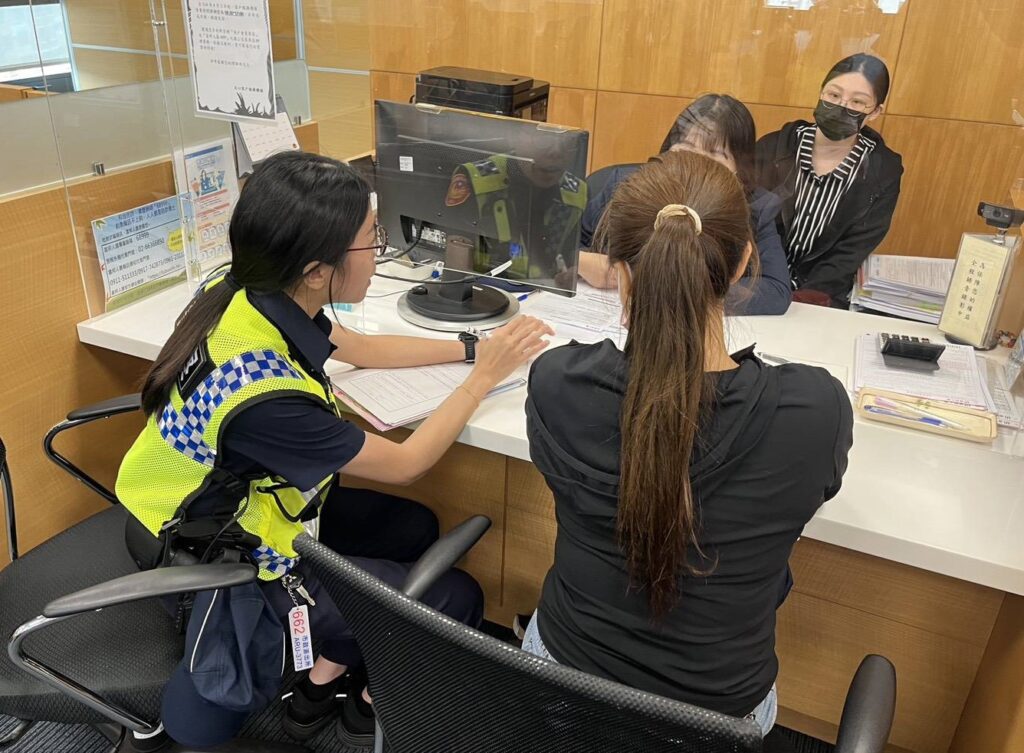 女誤入假交友真詐財陷阱 市政警讓她荷包免於失血 3 %E5%A5%B3%E8%AA%A4%E5%85%A5%E5%81%87%E4%BA%A4%E5%8F%8B%E7%9C%9F%E8%A9%90%E8%B2%A1%E9%99%B7%E9%98%B1%E5%B8%82%E6%94%BF%E8%AD%A6%E8%AE%93%E5%A5%B9%E8%8D%B7%E5%8C%85%E5%85%8D%E6%96%BC%E5%A4%B1%E8%A1%80