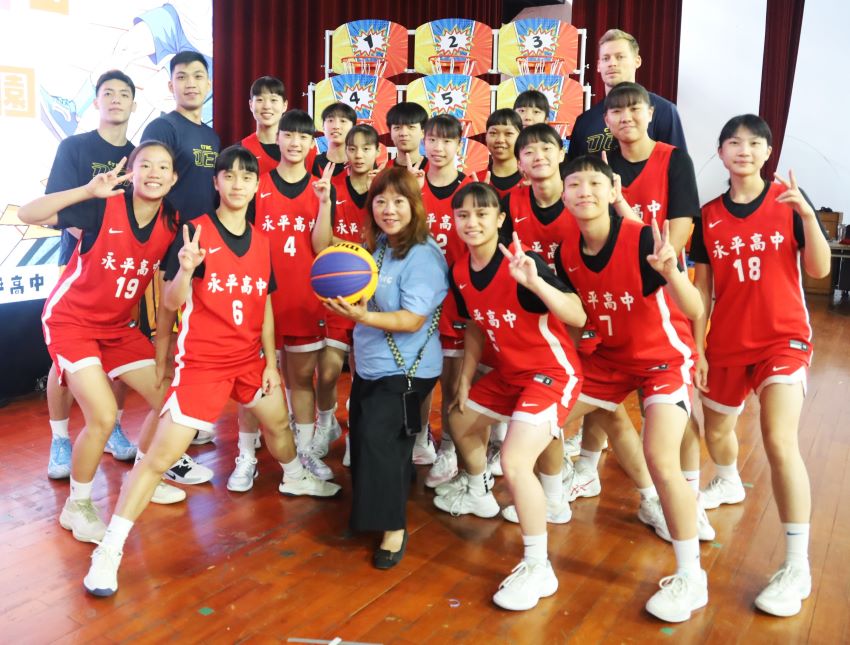 攜手中信特攻守護反毒、防詐、反霸凌 新北友善校園週籃球開打 3 《圖說》中信特攻籃球隊及永平高中HBL女籃球員。〈教育局提供〉