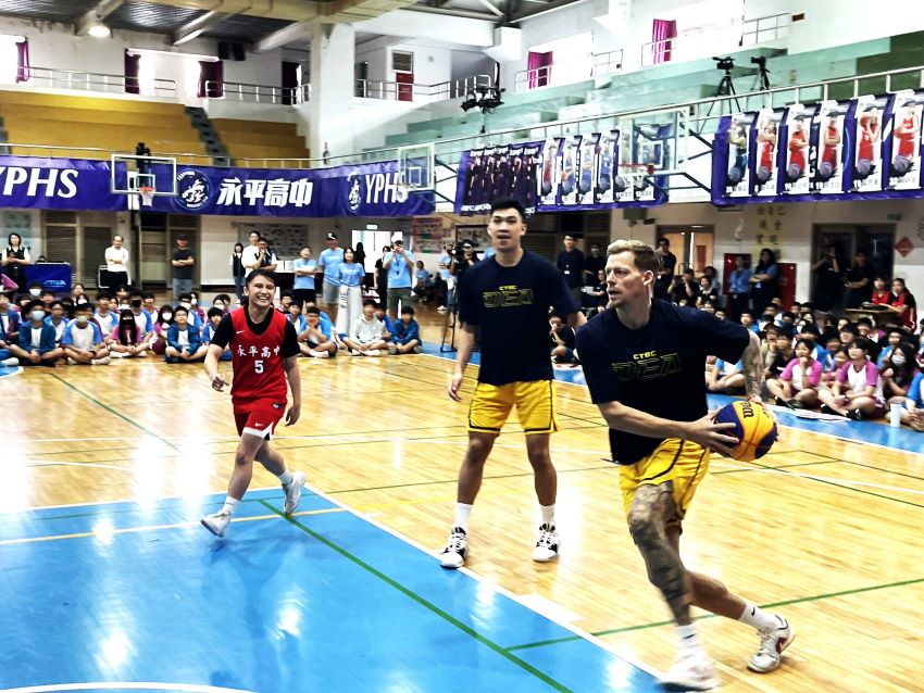 攜手中信特攻守護反毒、防詐、反霸凌 新北友善校園週籃球開打 4 《圖說》三對三活力四射。〈教育局提供〉