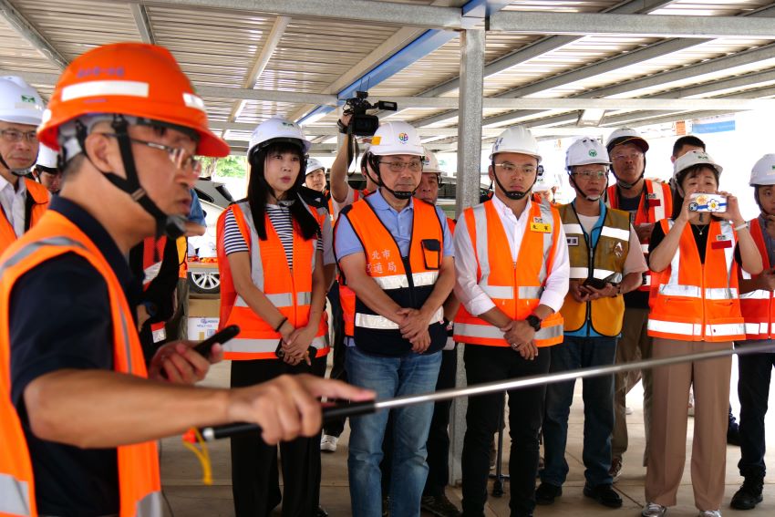 侯友宜視察國道1號林口交流道南出北入匝道改善工程 2 《圖說》侯友宜市長視察「國道1號林口交流道南出北入匝道改善工程」,聽取交通部高速公路局簡報。〈交通局提供〉