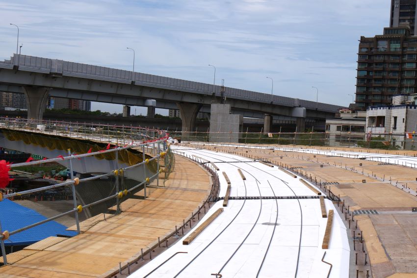 侯友宜視察國道1號林口交流道南出北入匝道改善工程 3 《圖說》國道1號林口交流道南出北入匝道改善工程進度超前。〈交通局提供〉