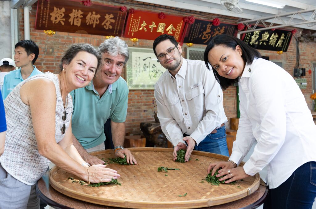 %E8%B2%9D%E9%87%8C%E6%96%AF%E5%A4%A7%E4%BD%BF%E6%A2%85%E5%87%B1%E7%91%9F%E5%8F%B3%E8%B5%B7%E3%80%81%E7%93%9C%E5%9C%B0%E9%A6%AC%E6%8B%89%E5%AE%98%E5%93%A1Aguilar%E5%8F%8A%E8%8D%B7%E8%98%AD%E4%BB%A3%E8%A1%A8%E6%B5%A6%E6%A8%82%E6%96%BD%E5%A4%AB%E5%A9%A6%E9%AB%94%E9%A9%97%E8%A3%BD%E8%8C%B6%E6%96%87%E5%8C%96