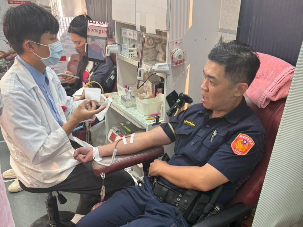 捐血一袋救人一命 警民挽袖防範詐欺 3 MEITU 20250920 123057919