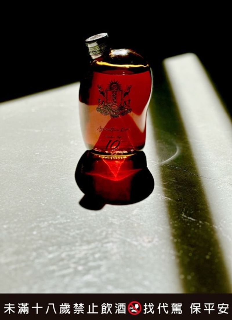 圖▲Amber Age 採用別具巧思的石頭瓶設計，靈感來自岩石般堅毅且歷久彌新的特質。石頭象徵時間的淬鍊與自然的力量，正如這款農業型蘭姆酒歷經歲月熟成後所展現的深厚層次。(圖/業者提供)