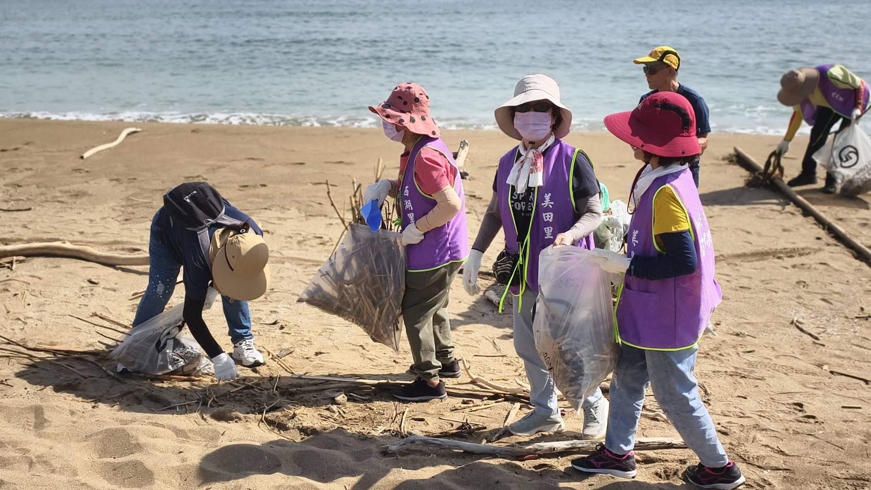 展現環保行動力 新北秋季淨灘中角灣清除1,530公斤廢棄物 3 《圖說》金山區在地志工參與淨灘。〈環保局提供〉