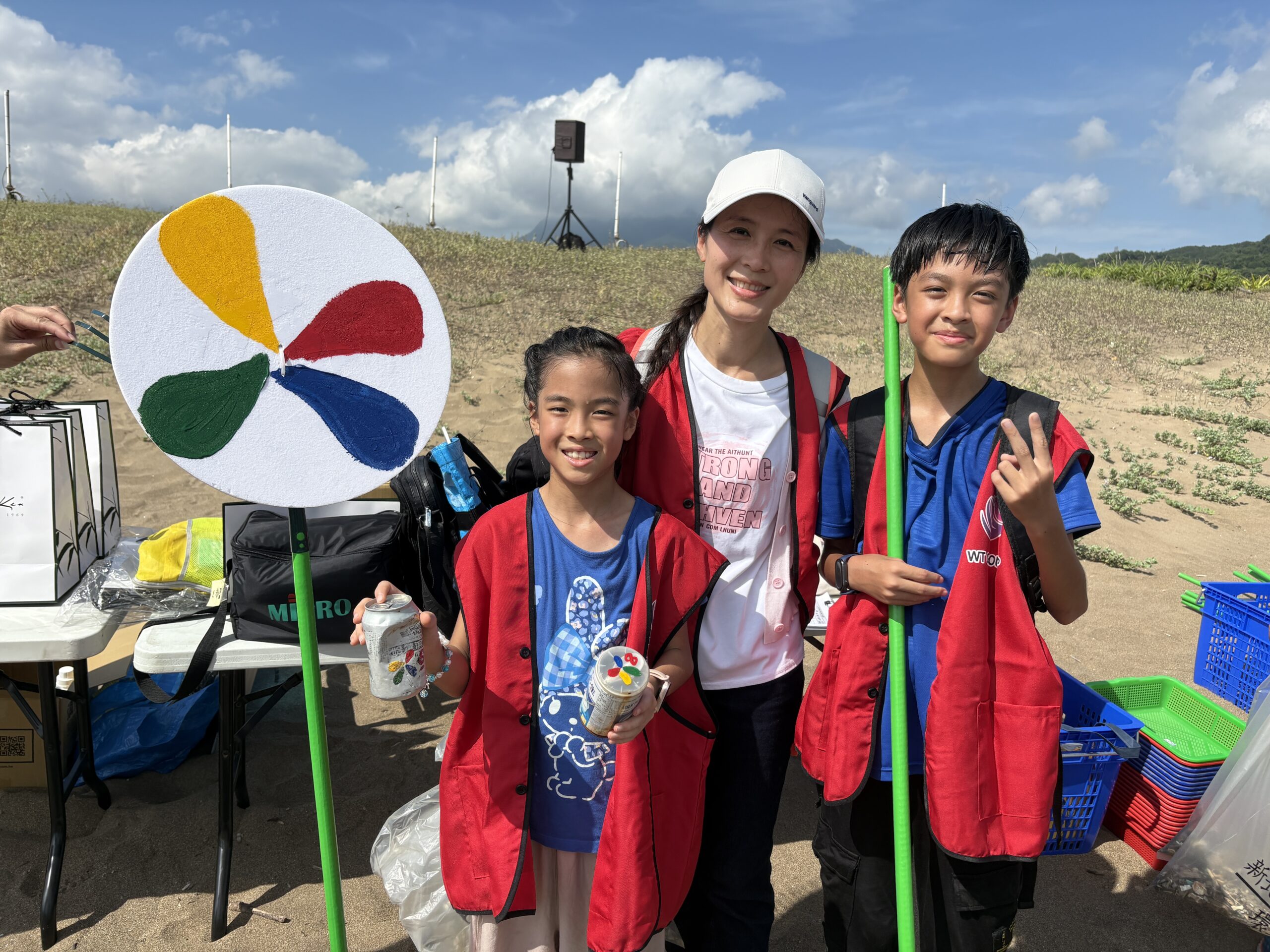 展現環保行動力 新北秋季淨灘中角灣清除1,530公斤廢棄物 4 《圖說》民眾淨灘過程中也參與了「沙灘海廢尋寶趣」,獲得滿滿的成就感與樂趣。〈環保局提供〉