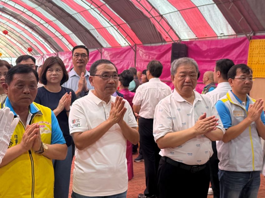 祈求一切順暢平安 淡水河祭路祭薦拔祈福大法會 2 《圖說》淡水河祭路祭薦拔祈福大法會,市長侯友宜、議長蔣根煌〈右二〉、民政局長林耀長〈右一〉及地方人士與會,儀式莊嚴肅穆。〈民政局提供〉