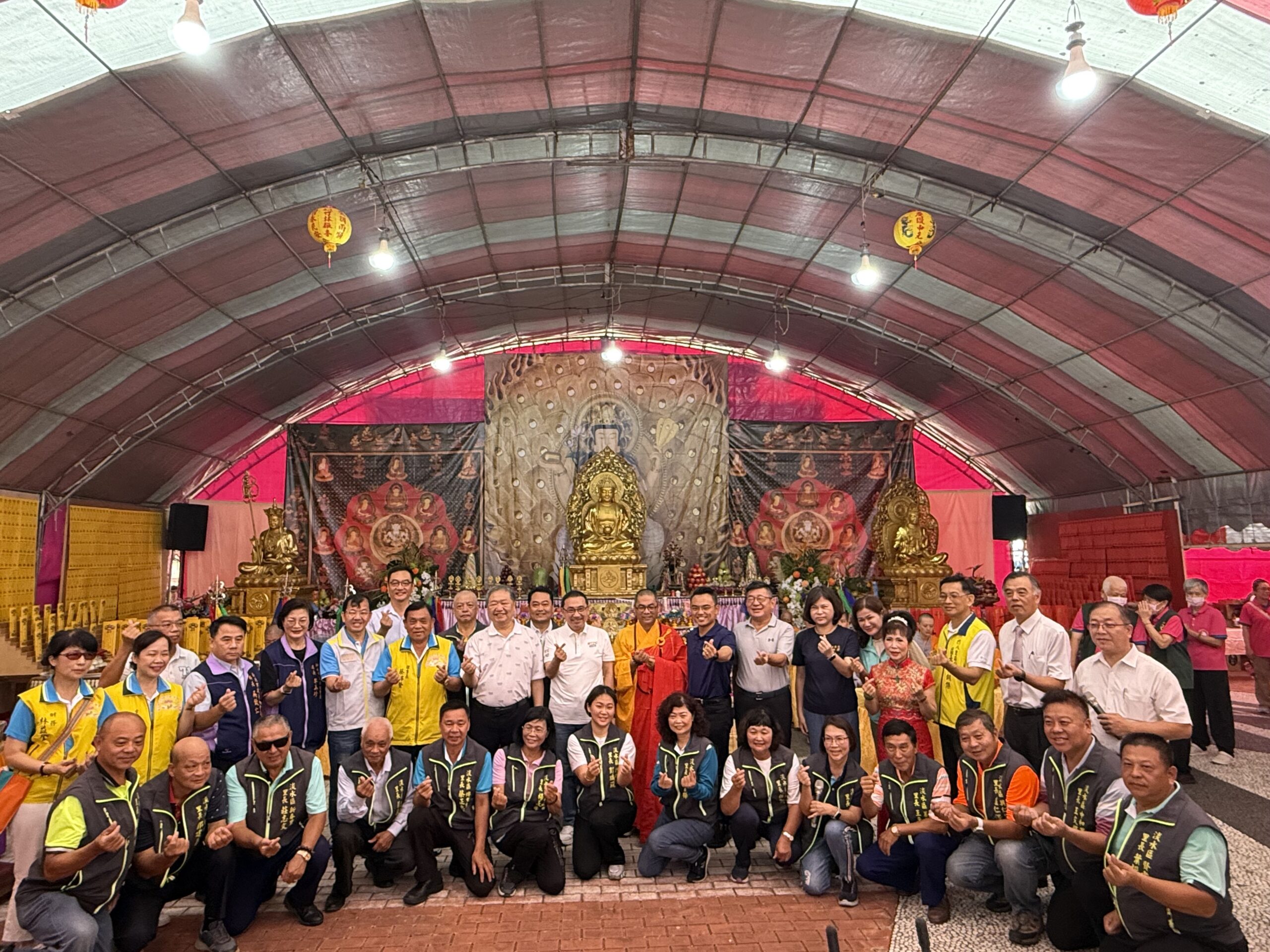 祈求一切順暢平安 淡水河祭路祭薦拔祈福大法會 3 《圖說》侯友宜和與會貴賓合影留念。〈民政局提供〉