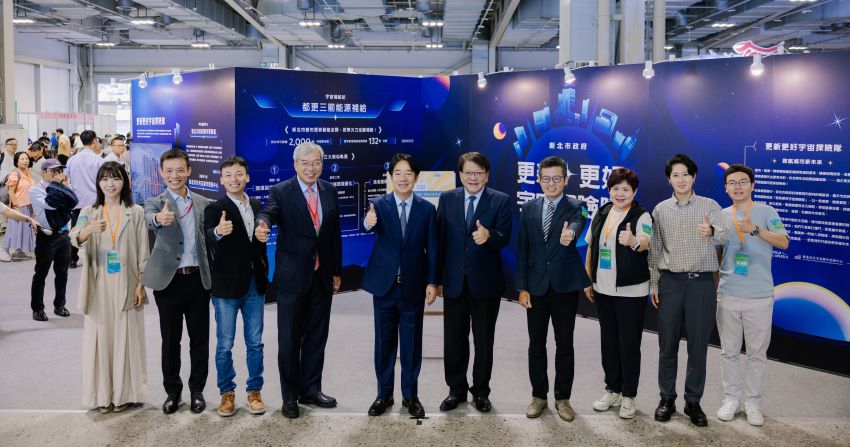 奪3大獎獲肯定 新北危老都更博覽會發光 1 《圖說》賴總統蒞臨新北市政府展攤合影,左三新北市城鄉局副局長邱信智。〈城鄉局提供〉