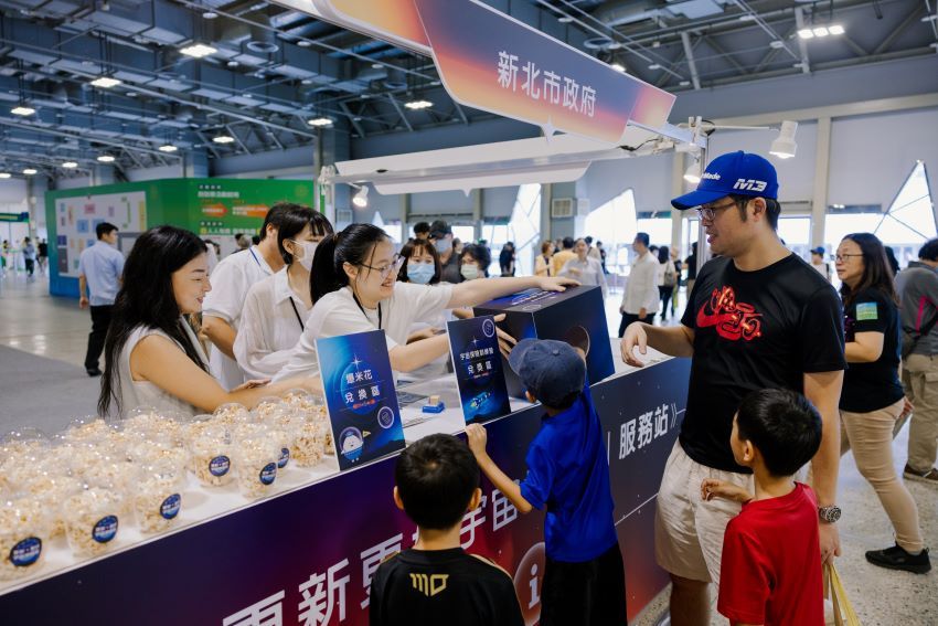 奪3大獎獲肯定 新北危老都更博覽會發光 4 《圖說》民眾前往新北市展攤參與互動遊戲。〈城鄉局提供〉