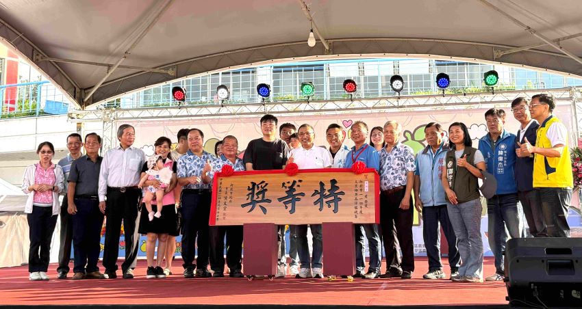 八里左岸品嚐文旦 新北展售會送「加倍券」 2 《圖說》八里區柚農張瀚文奪下特等獎及甜柚王雙料冠軍,市長頒發匾額勉勵農友辛勞。〈農業局提供〉