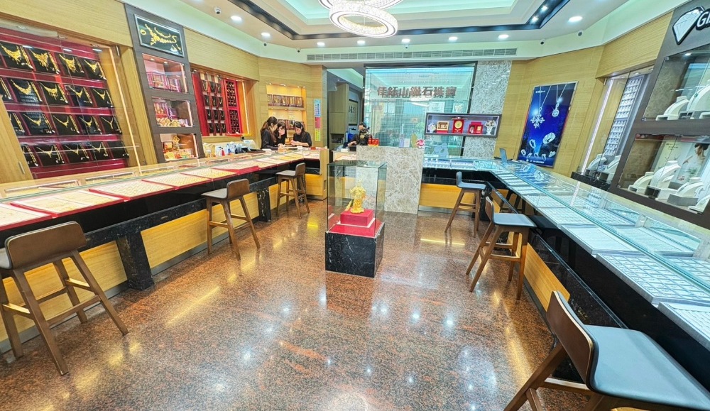 高雄黃金回收買賣銀樓首選「佳鈺山銀樓」!二代傳承年輕化經營,70坪空間打造多元黃金服務 3 圖▲店面舒適寬敞,款式新穎時尚,款式眾多可挑選。