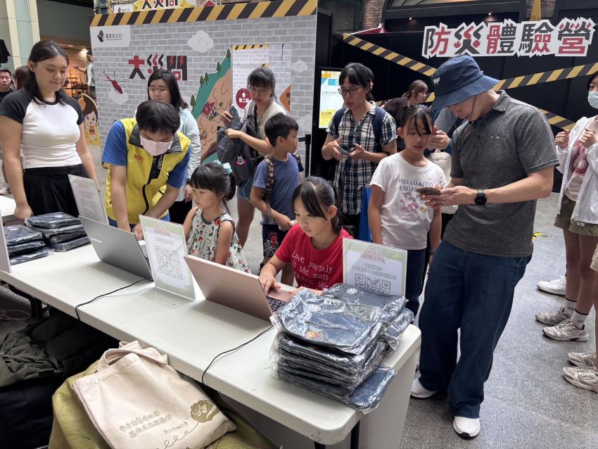 國家防災日 新北白雲里土石流自主實作演練 3 《圖說》新北農業局透過靈活方式宣導水保知識,讓民眾輕鬆學習水保觀念。〈農業局提供〉