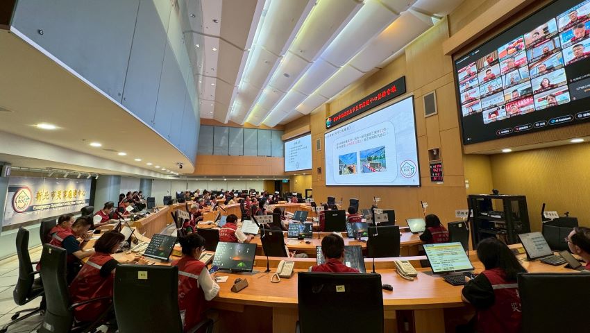 強颱樺加沙發海警 新北防颱整備會議嚴陣以待 2 《圖說》新北市因應樺加沙颱風整備會議提醒各區公所不可掉以輕心。〈消防局提供〉