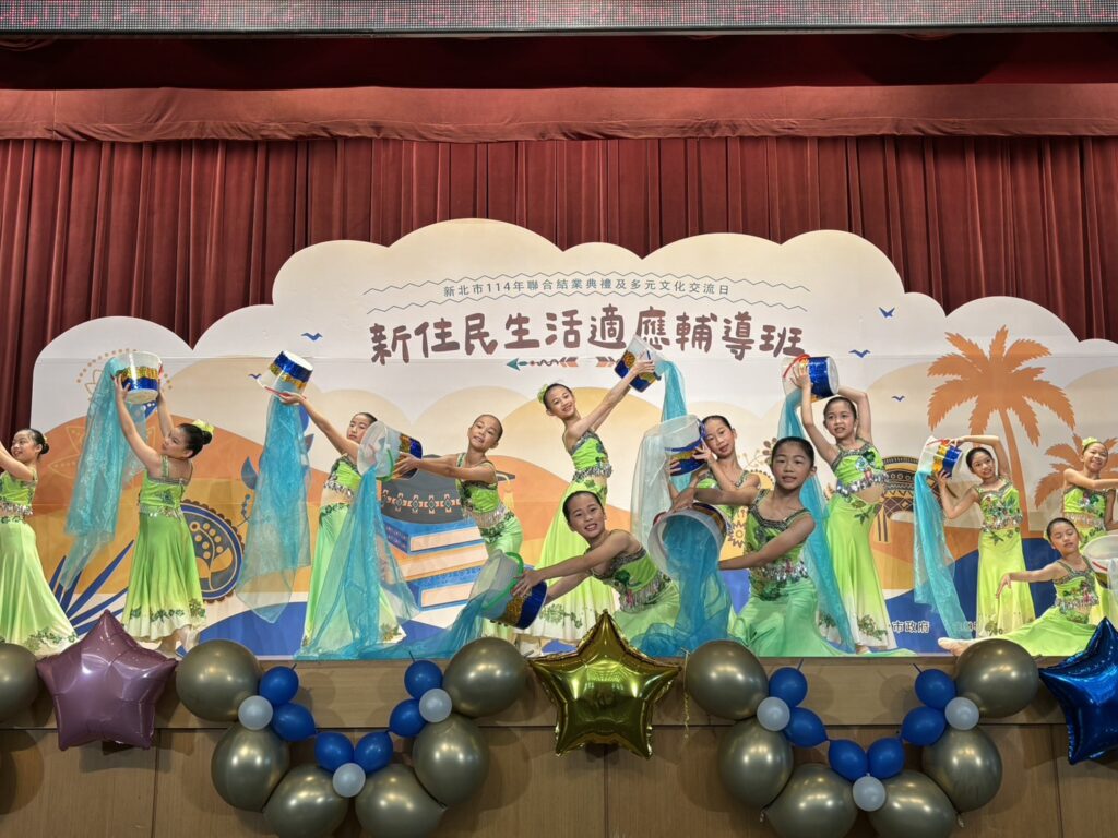 114年新住民生活適應輔導班結業暨多元文化交流盛典 3 %E5%9F%94%E5%A2%98%E5%9C%8B%E5%B0%8F%E8%88%9E%E8%B9%88%E7%8F%AD%E5%B8%B6%E4%BE%86%E3%80%8C%E6%B3%B0%E5%9C%8B%E5%82%A3%E6%97%8F%E5%BE%8B%E5%8B%95%E8%88%9E%E8%B9%88%E3%80%8D%EF%BC%8C%E8%B1%A1%E5%BE%B5%E6%96%B0%E4%B8%96%E4%BB%A3%E5%BE%9E%E5%B0%8F%E5%B0%8A%E9%87%8D%E4%B8%A6%E6%AC%A3%E8%B3%9E%E4%B8%8D%E5%90%8C%E6%96%87%E5%8C%96%E7%89%B9%E8%89%B2