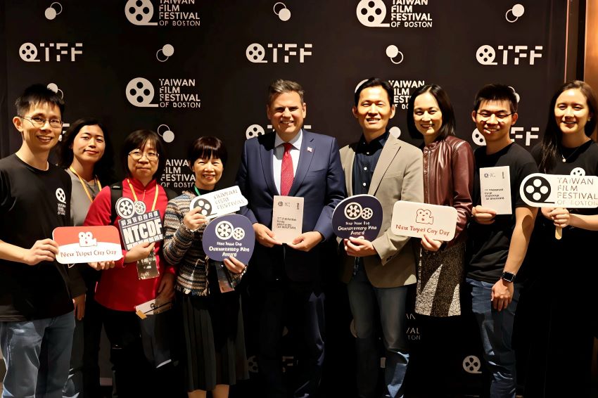 《圖說》新北市新聞局謝麗蘭副局長（左4)、駐波士頓辦事處廖朝宏處長伉儷(右3、4)、莫爾登市Gary Christenson市長（中）共同與會參與2025波士頓台灣影展。〈新聞局提供〉