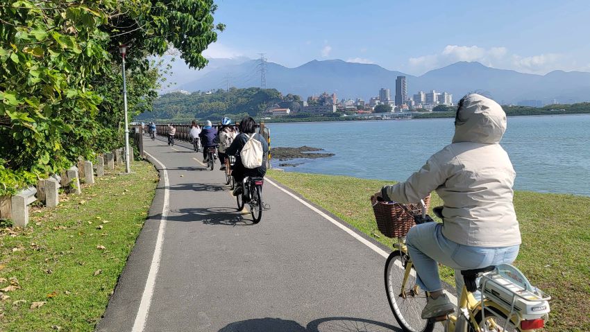 《圖說》同事騎減碳更增情誼　河濱騎出好活力-八里左岸自行車道。〈高灘處提供〉