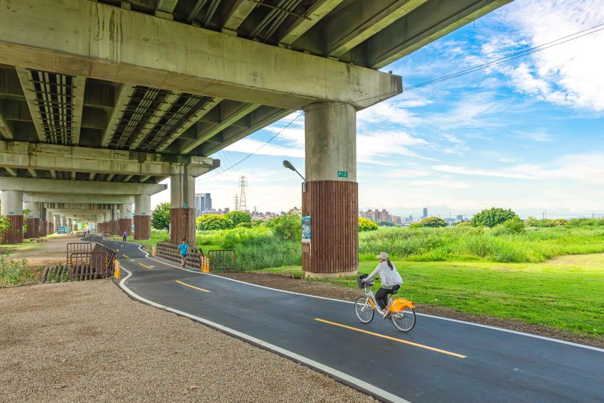 《圖說》通過成蘆橋，不靠車也能騎很遠-二重環狀自行車道。〈高灘處提供〉