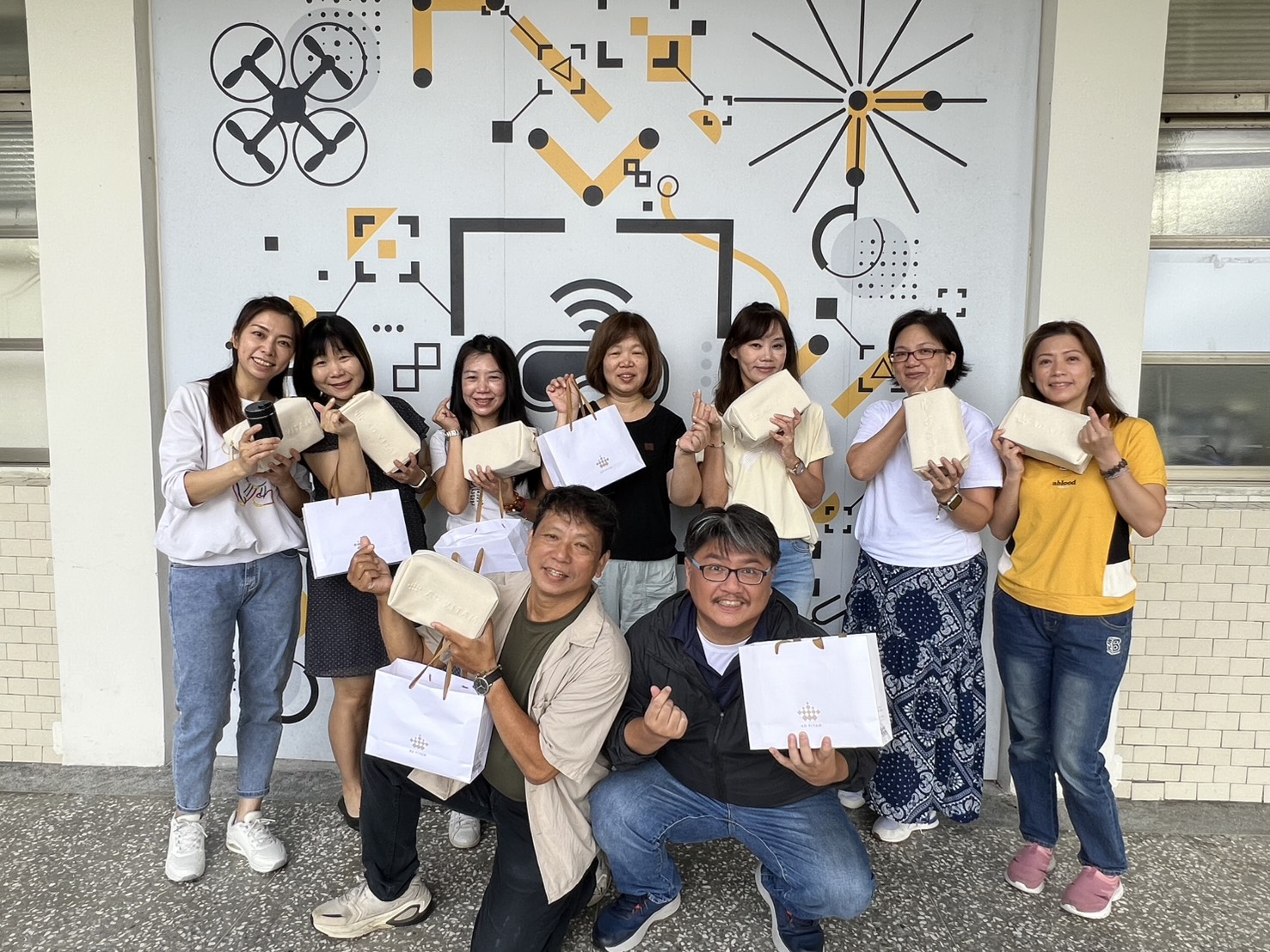 二信高中教師節前夕董事長王盈之送禮物祝健康 7 S 6651920