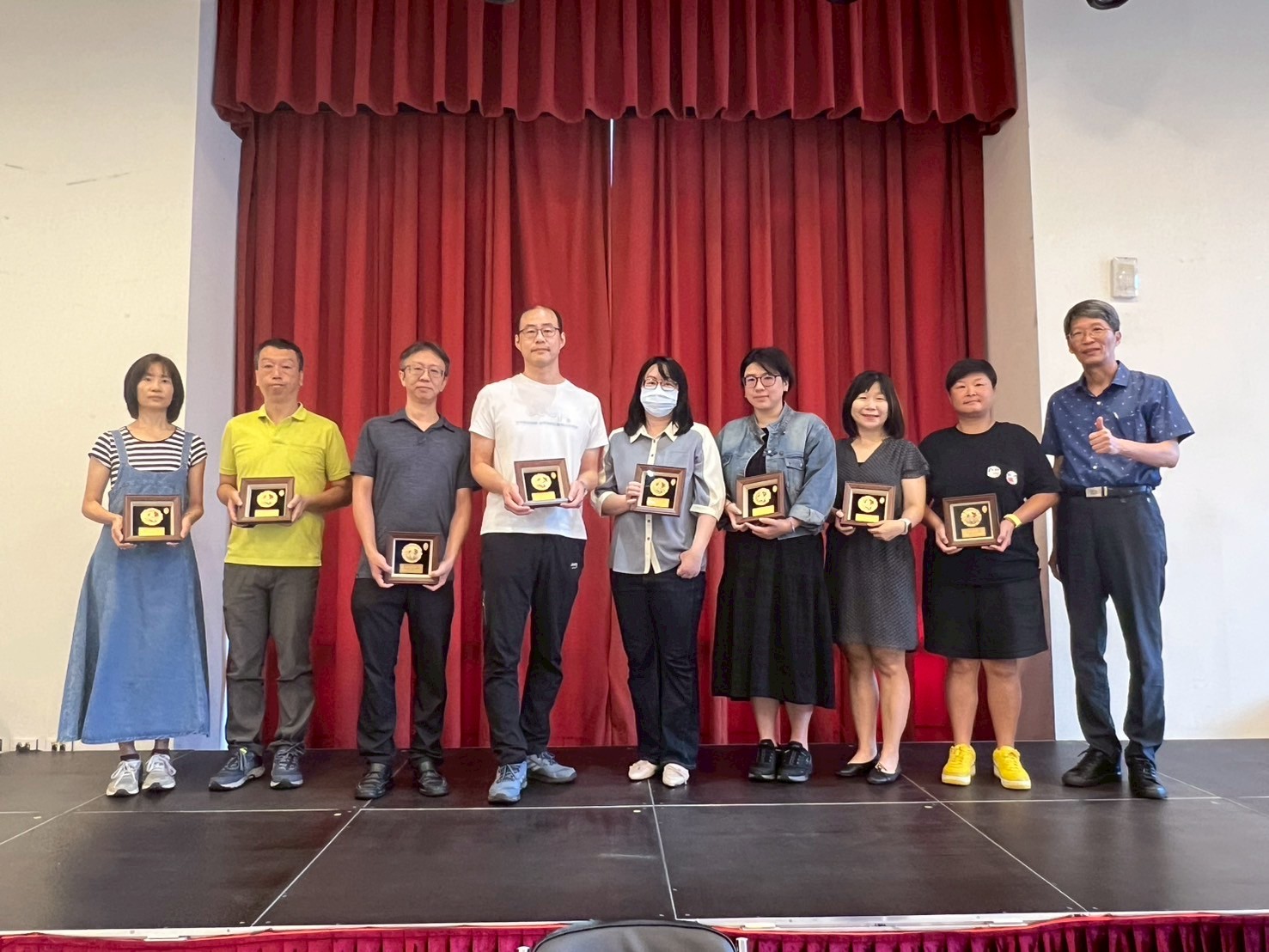 二信高中教師節前夕董事長王盈之送禮物祝健康 9 LINE ALBUM %EF%BC%8820250922%EF%BC%89114%E5%AD%B8%E5%B9%B4%E5%BA%A6%E6%95%99%E5%B8%AB%E7%AF%80%E9%A0%92%E7%8D%8E%E5%85%B8%E7%A6%AE 250922 2