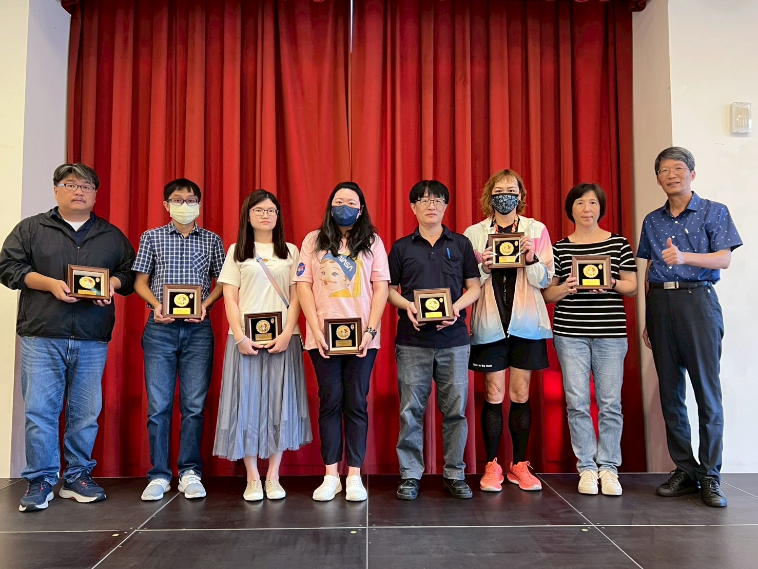 二信高中教師節前夕董事長王盈之送禮物祝健康 10 LINE ALBUM %EF%BC%8820250922%EF%BC%89114%E5%AD%B8%E5%B9%B4%E5%BA%A6%E6%95%99%E5%B8%AB%E7%AF%80%E9%A0%92%E7%8D%8E%E5%85%B8%E7%A6%AE 250922 3