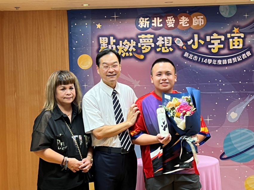 教育力量翻轉孩子人生 新北表揚6位師鐸獎得主 4 《圖說》陳俊生校長與學生及家長合影。〈記者葉柏成攝〉