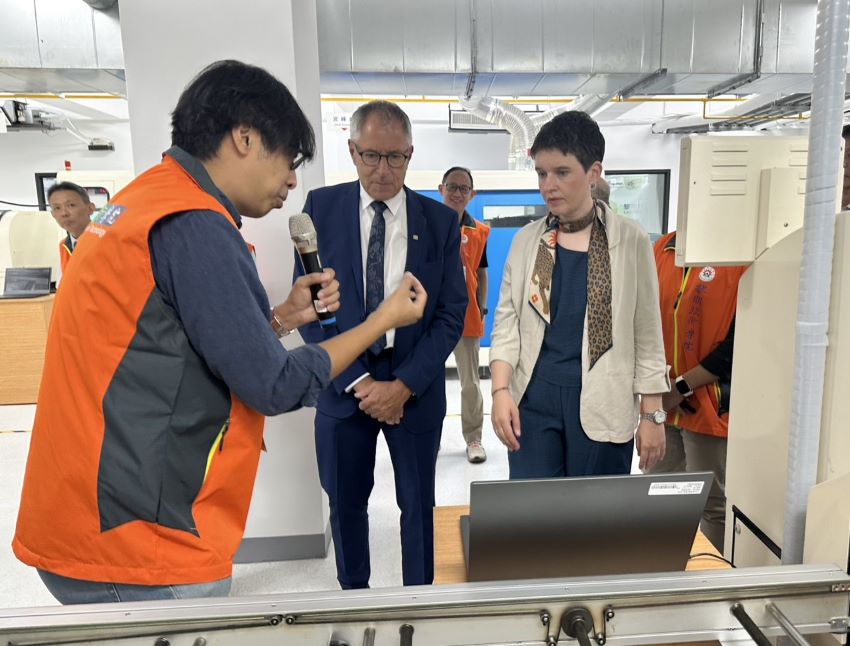 臺德高等技職教育深化 德國埃斯林根應用科大參訪黎明技術學院 3 《圖說》德國埃斯林根應用科技大學校長及資深顧問參訪PCBA類產。〈黎明技術學院提供〉