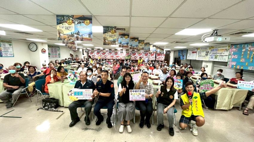 識詐打詐 中和警犯罪預防團隊剖析話術 1 《圖說》中和警犯罪預防由偵查隊警務員丁銘妮〈前排中〉帶領,前往國泰人壽展中和通訊處並結合轄內里民共同舉辦「識詐宣導」。〈中和分局提供〉