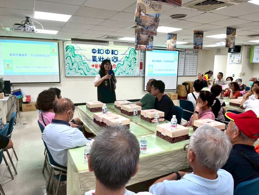 識詐打詐 中和警犯罪預防團隊剖析話術 2 《圖說》中和警識詐宣導活動在充滿歡樂中了解最新的詐騙手法,達到全民「識詐」進而「打詐」的觀念。〈中和分局提供〉