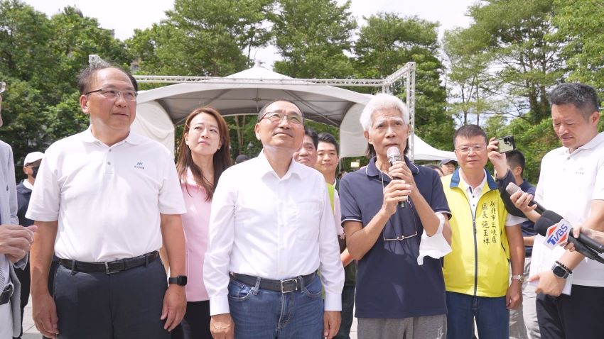 全台唯一捷運仿古拱橋 三鶯線飛鳶廣場思古迴廊啟用 2 《圖說》在地藝術家江沖默說明飛鳶銅雕設計理念,左為捷運局長李政安。〈捷運局提供〉