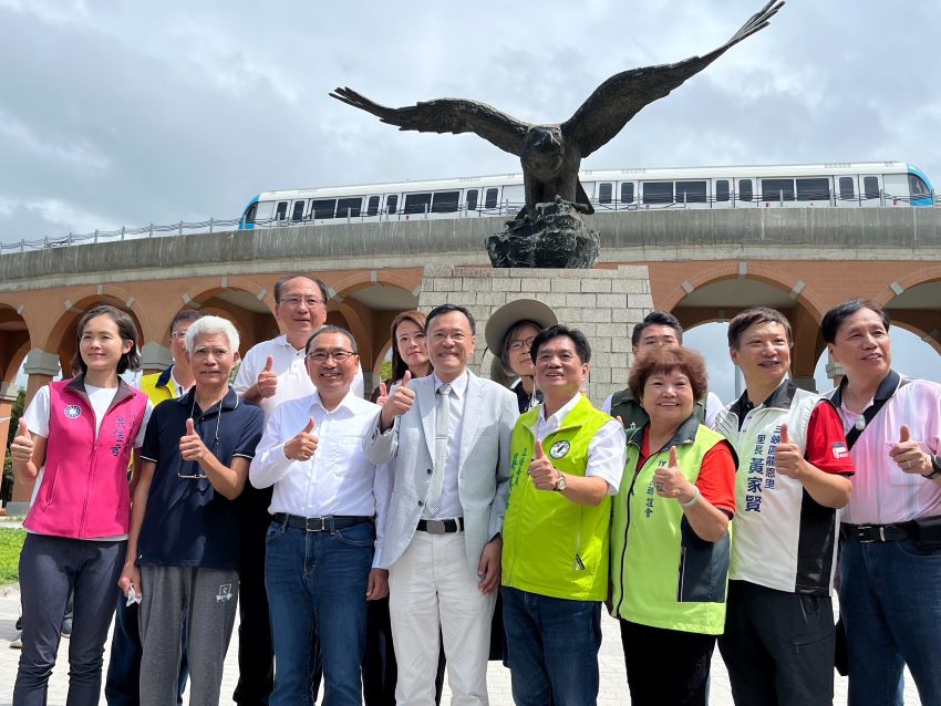 全台唯一捷運仿古拱橋 三鶯線飛鳶廣場思古迴廊啟用 3 《圖說》思古迴廊暨飛鳶廣場大合影。〈捷運局提供〉