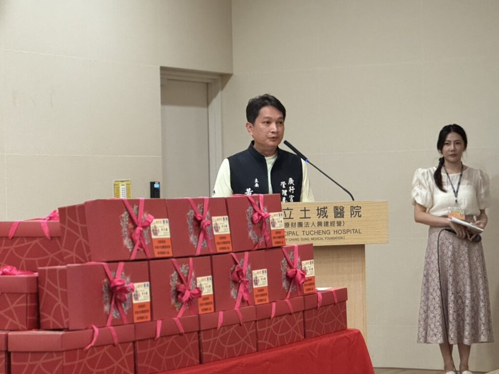 中秋送愛到土城醫院  三鶯義刑顧問團長黃永騰慨捐50萬元禮盒慰勞醫護 13 %E4%B8%80 70