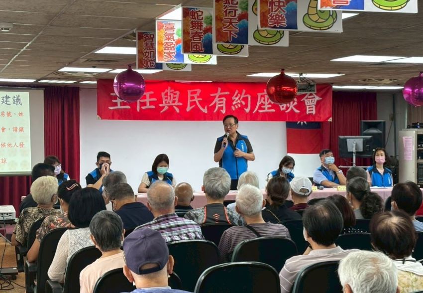 與民有約座談發言踴躍 酆世俊傾聽民意逐項解決 1 《圖說》八德榮家辦理主任與民有約座談會 家主任酆世俊(站立者)與住民長輩積極互動溝通。〈八德榮家提供〉
