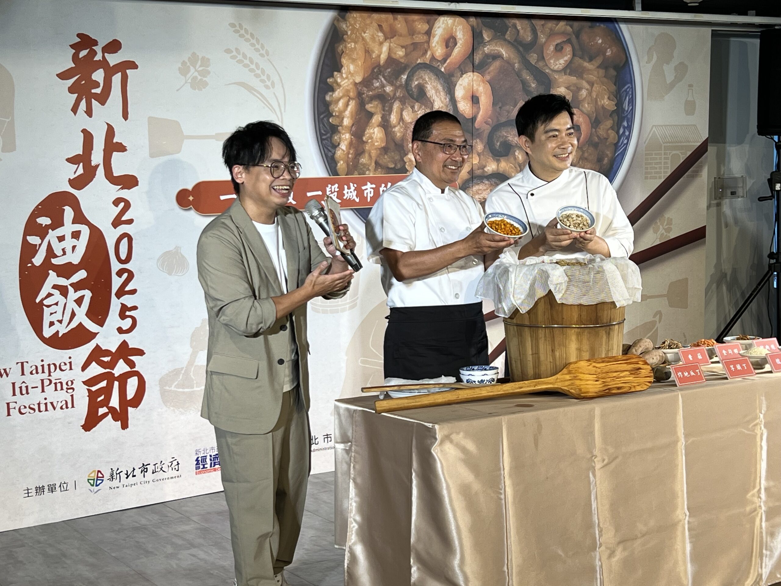庶民美味城市記憶 首屆「新北油飯節」登場 3 《圖說》侯友宜倒入餡料製作油飯。〈記者葉柏成攝〉