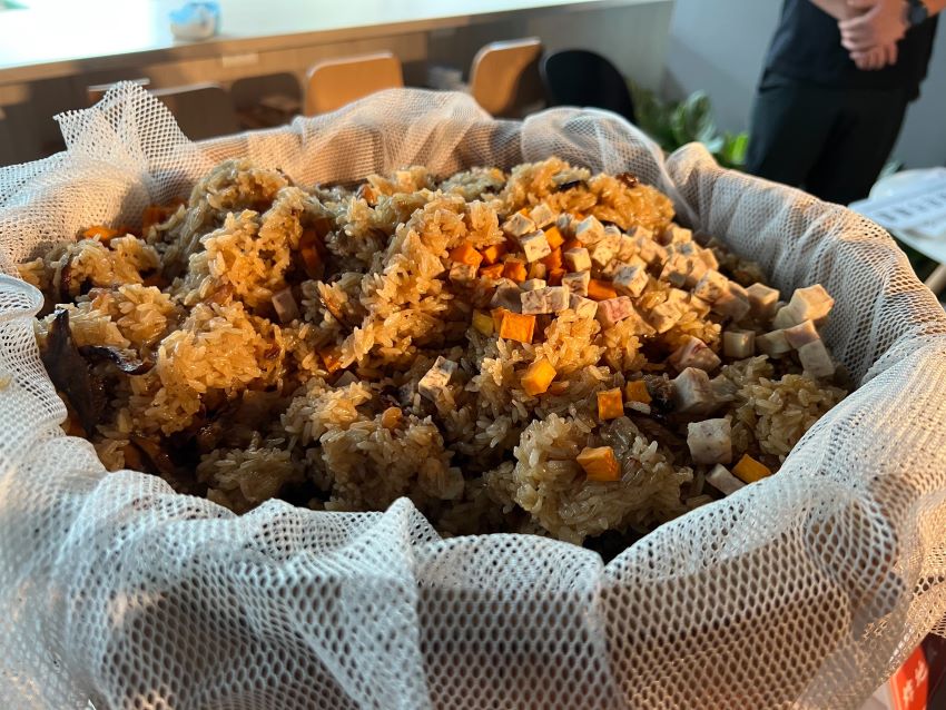 庶民美味城市記憶 首屆「新北油飯節」登場 4 《圖說》相噴噴可口的油飯。〈記者葉柏成攝〉