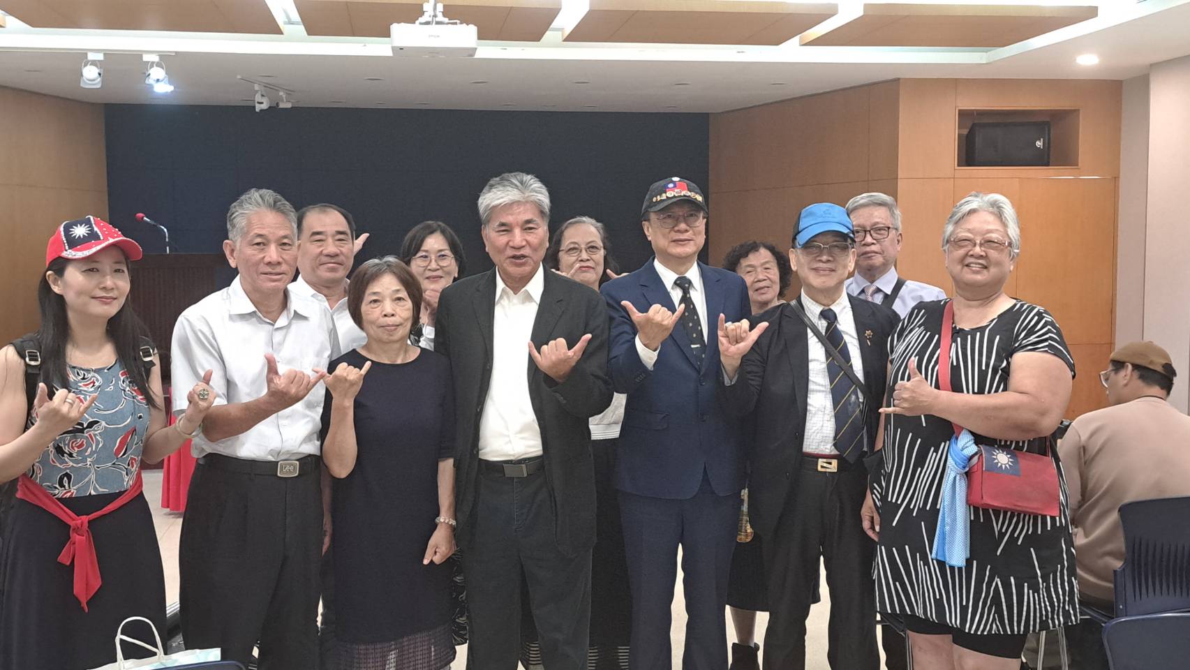 支持者圍著國民黨主席候選人卓伯源比出6的手勢，祝卓伯源「六六大順」，順利當選。圖/記者宋秉忠攝