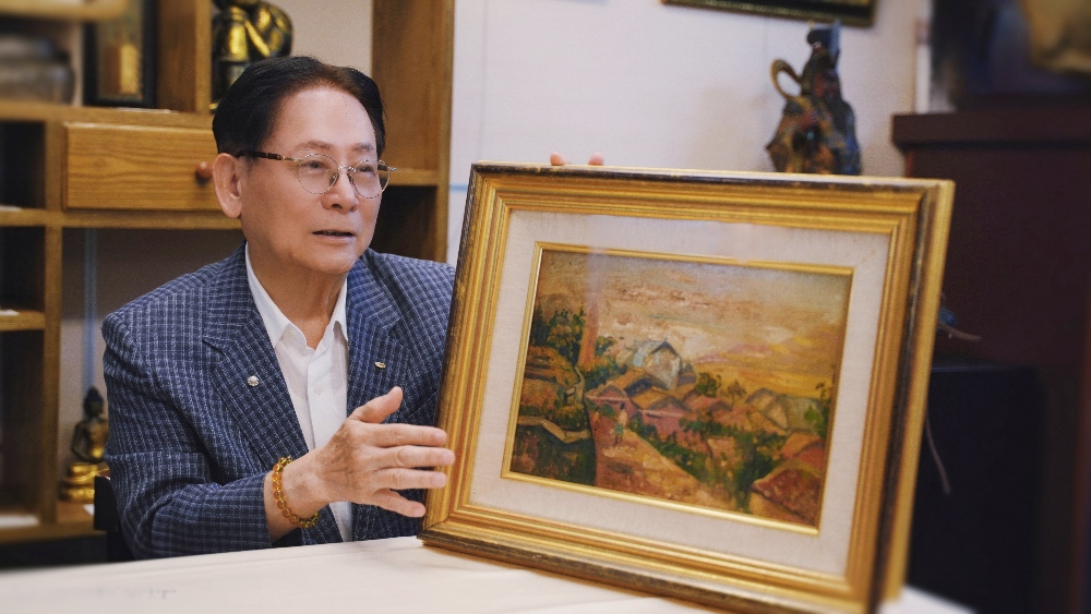 醉月樓博物館秋季拍賣會將登場 二百餘件珍品藏界高度矚目 1 圖▲收藏家林辰彥律師介紹陳澄波「風景如畫」油畫。(圖/林辰彥提供)