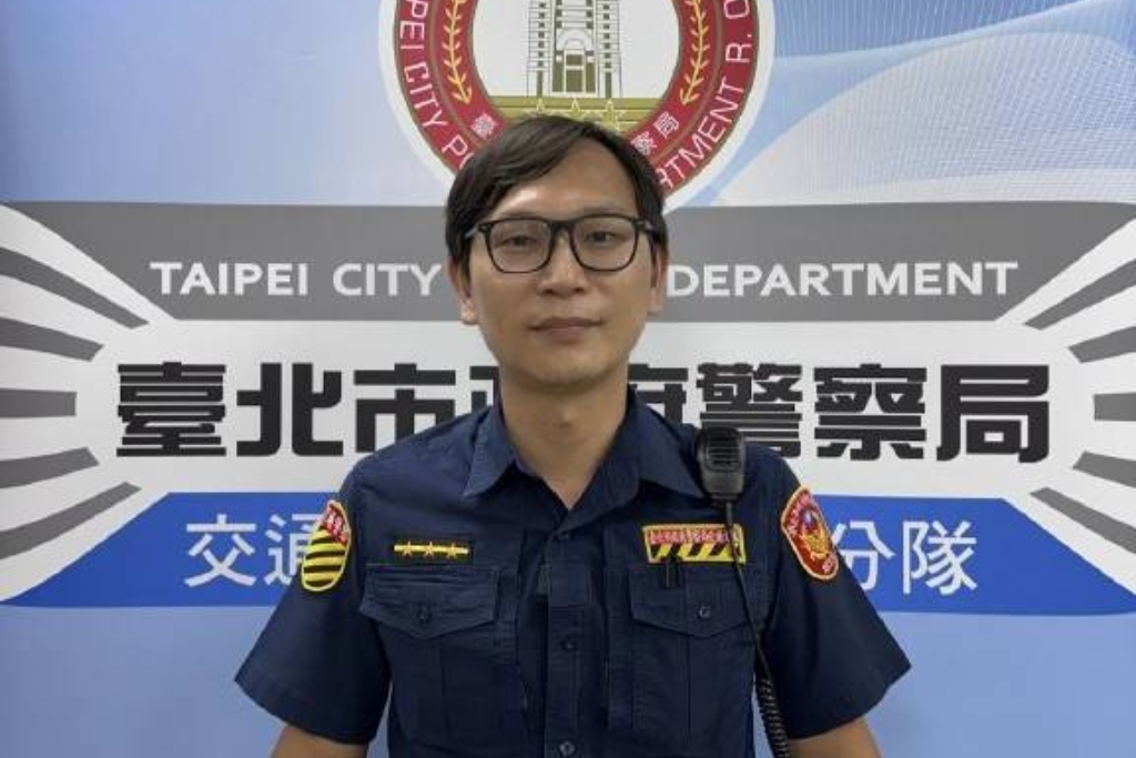 車輛拋錨  年邁長者無奈受困車陣  大同警迅速排除 - 臺灣郵報 車輛拋錨  年邁長者無奈受困車陣  大同警迅速排除 - 臺灣郵報