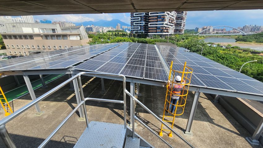 沼氣與太陽能雙電齊發 淡水水資中心節能又減碳 3 《圖說》機房屋頂設置太陽能光電系統節能又減碳。〈水利局提供〉
