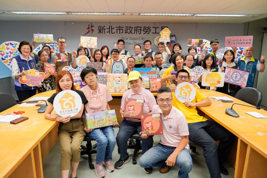 《圖說》台電北南區、西區、北區連四年中秋送暖，認購庇護工場禮盒助小衛星兒少溫馨過節，23日舉行捐贈儀式。〈社會局提供〉