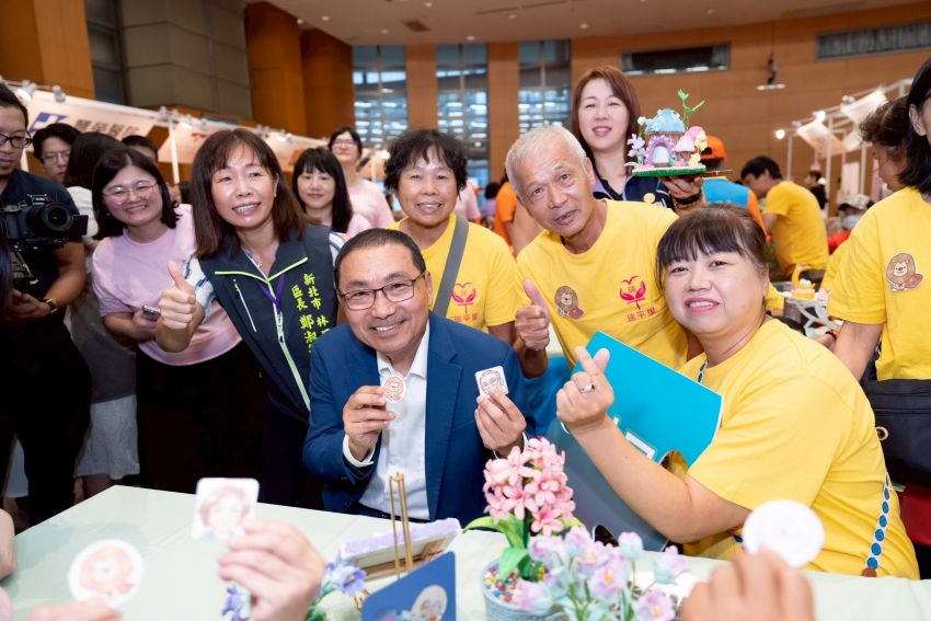 全台第一 新北市29區全面達成失智友善社區 2 《圖說》 侯友宜宣布明年新北率六都之先成立「高齡長期照顧處」,讓高齡政策與失智照護更具整合性,提供長者更完整、更溫暖的支持體系。〈衛生局提供〉