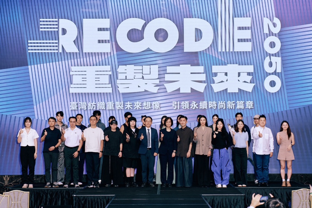 圖▲記者會展演12套精選服裝，主辦單位貿易署代表貿易署代表楊佳憲組長（中）特別出席合影。(圖/Ad. by TITA/提供)