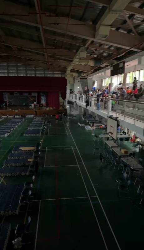 花蓮光復鄉馬太鞍溪堰塞湖23日溢流，洪水夾雜土砂迅速下游沖刷造成光復市區淹水災情，最深約有1層樓高，目前光復鄉、萬榮鄉及鳳林鎮收容人數約200人，光復商工收容所民眾已疏散到2樓。圖/中央社