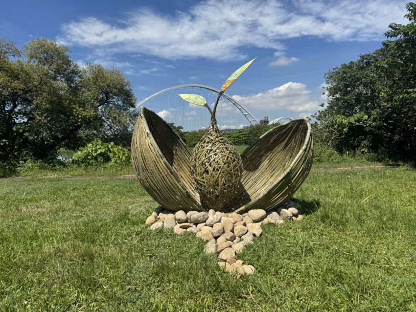 以藝術為橋濕地為伴 新北濕地藝術季10/4見 3 《圖說》「淼種」由馬來西亞環境藝術家張國耀創作。〈高灘處提供〉