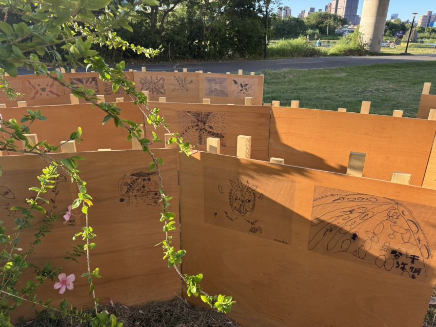 以藝術為橋濕地為伴 新北濕地藝術季10/4見 4 《圖說》2025濕地藝術季亮點作品〈年輪之脈〉近照。〈高灘處提供〉