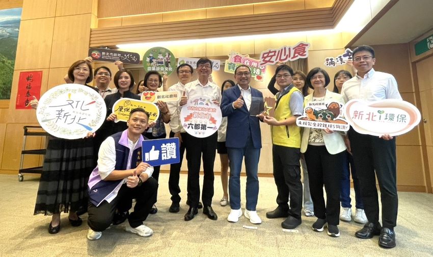 食育力五星城市六都第一 新北再創佳績 1 《圖說》新北市榮獲「2025食育力城市大調查」五星城市殊榮,跨局處首長今日於市政會議獻獎。〈市府提供〉