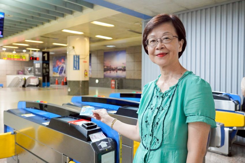 《圖說》新北敬老愛心卡明年起福利升級，台鐵單趟扣抵點數提高至150點(元)，北北基桃宜都可搭乘。〈社會局提供〉